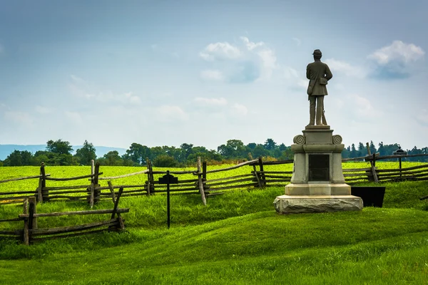 Statue und Zaun auf dem antietam nationalen Schlachtfeld, Maryland. — Stockfoto