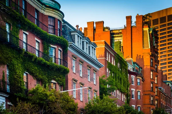 Luz nocturna en edificios de ladrillo a lo largo de Beacon Street en Boston , — Foto de Stock