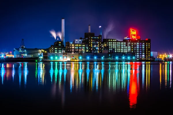De Domino suikers fabriek 's nachts in Baltimore (Maryland). — Stockfoto