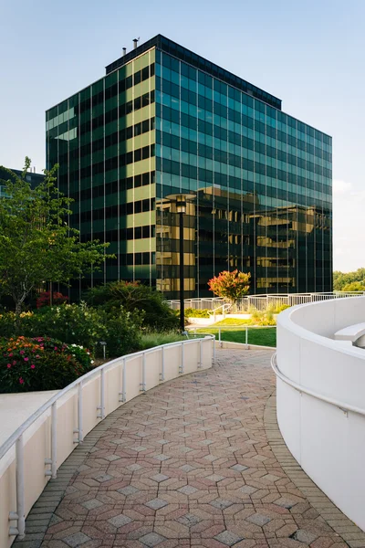 Gångväg och modern byggnad i Rosslyn, Arlington, Virginia. — Stockfoto