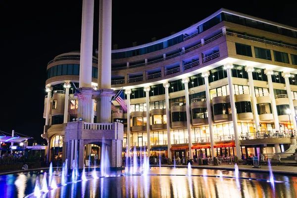 Fonteinen en gebouwen in de nacht, in Georgetown, Washington, Dc. — Stockfoto