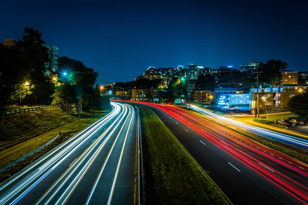 Lång exponering av trafiken på oss 50 på natten, i Arlington, jungfru — Stockfoto