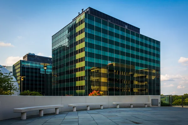 Bancos y edificio moderno en Rosslyn, Arlington, Virginia . — Foto de Stock