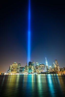 Gece, görülen f Manhattan siluetinin ışığı haraç
