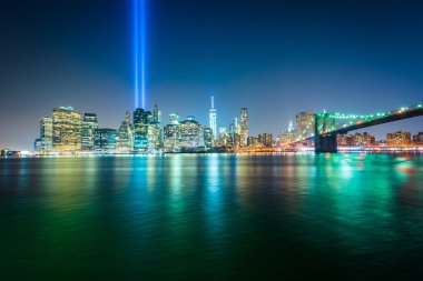 Gece, görülen f Manhattan siluetinin ışığı haraç