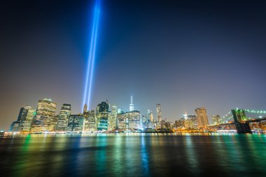 Gece, görülen f Manhattan siluetinin ışığı haraç