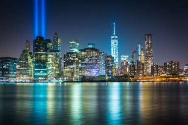 Gece, görülen f Manhattan siluetinin ışığı haraç