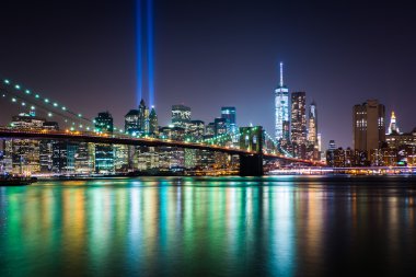 Gece, görülen f Manhattan siluetinin ışığı haraç