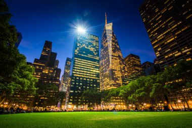 Manhatta Bryant Park'ta gördün mü geceleri Midtown içinde gökdelenler