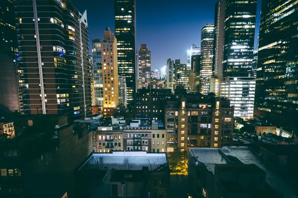 Vista de edifícios em Midtown East à noite, em Manhattan, New Yo — Fotografia de Stock