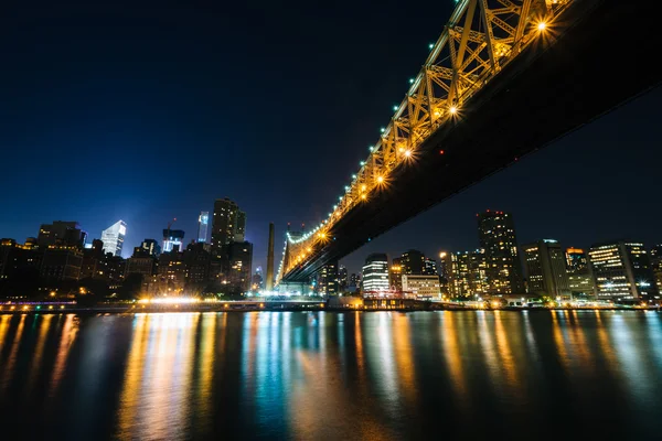 A ponte de Queensboro e o horizonte de Manhattan à noite, vistos de — Fotografia de Stock