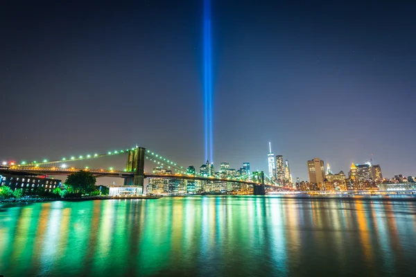 Gece, görülen f Manhattan siluetinin ışığı haraç — Stok fotoğraf