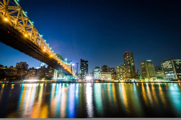 A ponte de Queensboro e o horizonte de Manhattan à noite, vistos de — Fotografia de Stock