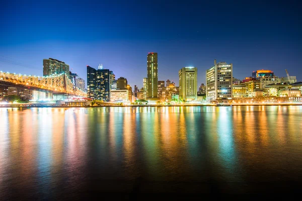 The Manhattan skyline at night, seen from Roosevelt Island, New — Stock Photo, Image