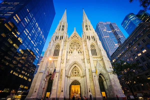 St. Patrick 's Cathedral bei Nacht, in Manhattan, New York. — Stockfoto
