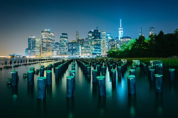 Pilhas de cais e o horizonte de Manhattan à noite, visto de Brook — Fotografia de Stock