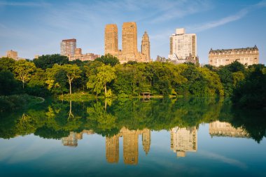 Manhattan'daki Central Park, The Lake yansıtan binalar,