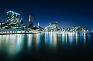 Gece, liman bölgesinde Jersey City, yeni Jer boyunca binalar