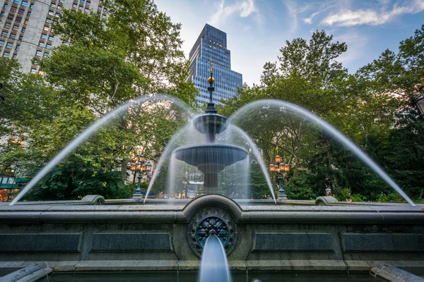 Aşağı Manhattan, New York City Hall Park'ta çeşme. — Stok fotoğraf