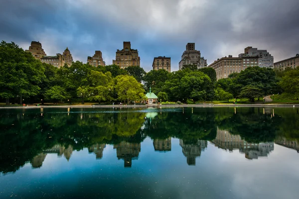 Buildings reflecting in the Conservatory Water in Central Park, — Stock Photo, Image