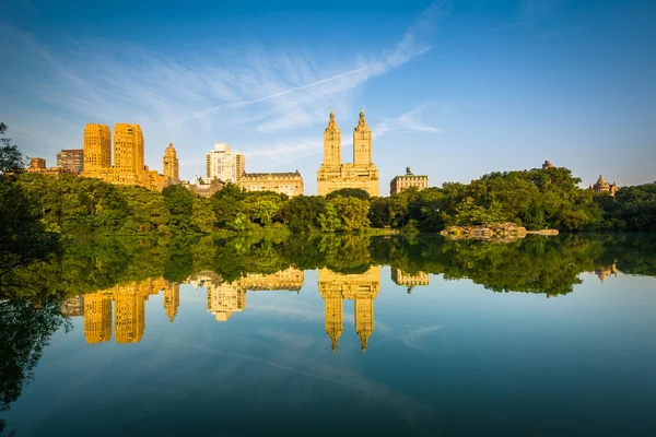 Buildings reflecting in The Lake, at Central Park, in Manhattan, — Stock Photo, Image