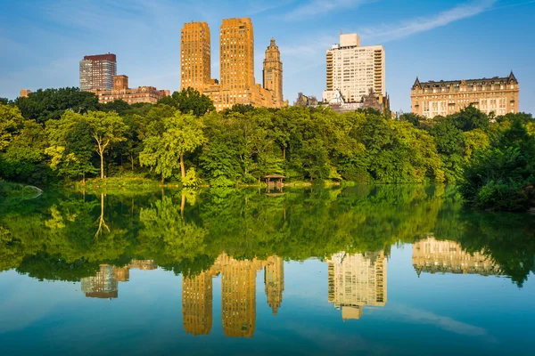 Manhattan'daki Central Park, The Lake yansıtan binalar,