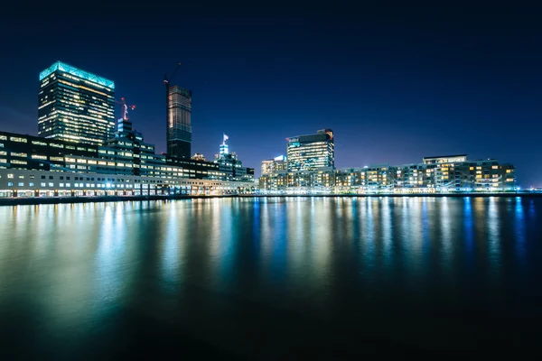 Byggnader längs vattnet på natten, i Jersey City, nya Jer — Stockfoto