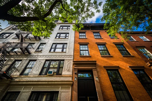 Chelsea, Manhattan, New York'taki tuğla apartman binaları.