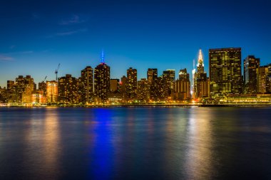 Gece, Manhattan siluetinin makas köprüsü Plaza durumundan görünümünü