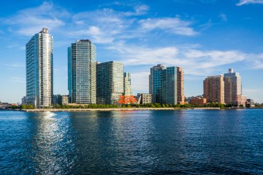 Long Island City Skyline m Roosevelt Adası üzerinden görünümü