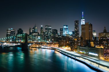 Doğu Nehri ve aşağı Manhattan skyline geceleri, sağa sola görüntülemek