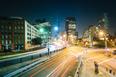Bir kavşakta Soho'daki gece, Manhattan, New York'ta görünümünü