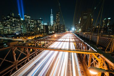 Brooklyn Köprüsü nden gece, Brooklyn, New York'ta trafik.