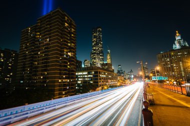 Brooklyn Köprüsü ve Manhattan binalarda gece, Lowe