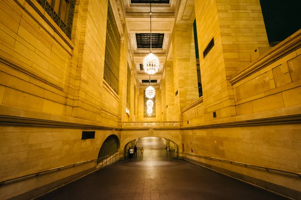 Прогулка на центральном вокзале Grand Central, в центре Манхэттена, Нью-Йорк — стоковое фото