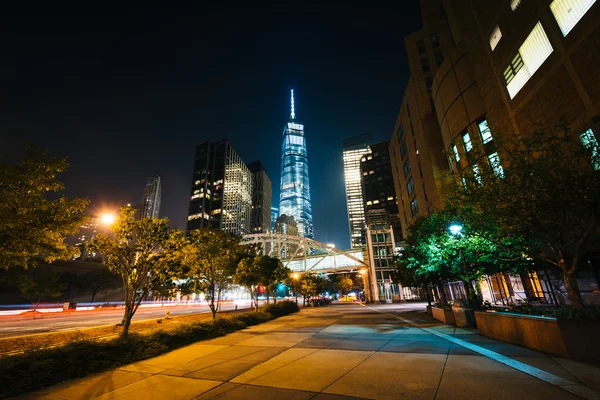 走道和在晚上，纽约曼哈顿下城建筑物. — 图库照片
