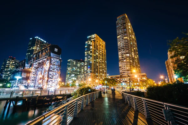 Gångväg och Long Island City på natten, sett från Gantry Plaza St — Stockfoto