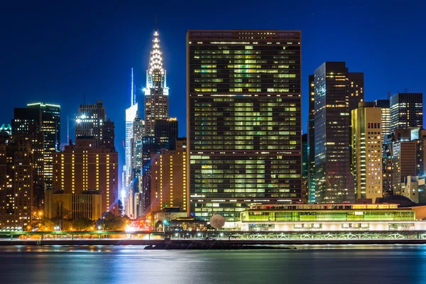 View of the Manhattan skyline at night, from Gantry Plaza State — Stock Photo, Image