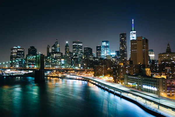 Visa över East River och nedre Manhattan skyline på natten, fro — Stockfoto