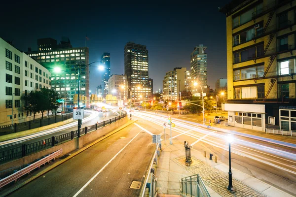 View of an intersection in SoHo at night, in Manhattan, New York — Stock Photo, Image