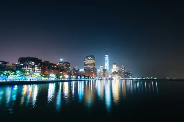 View of Lower Manhattan from Pier 34 at night, in Hudson River P — Stock Photo, Image