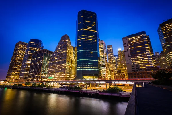 View of Lower Manhattan from Pier 15 at night, in Manhattan, New — Stock Photo, Image