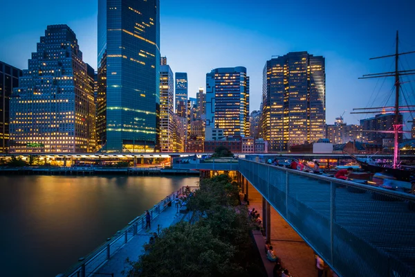 View of Lower Manhattan from Pier 15 at night, in Manhattan, New — Stock Photo, Image