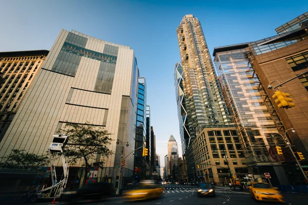 Traffico e grattacieli al Columbus Circle, a Manhattan, New Yo — Foto Stock