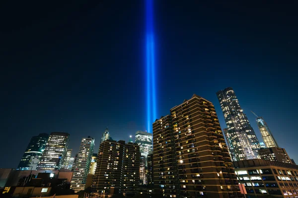 Hyllningen i ljus över byggnader på Manhattan på natten, i Lo — Stockfoto