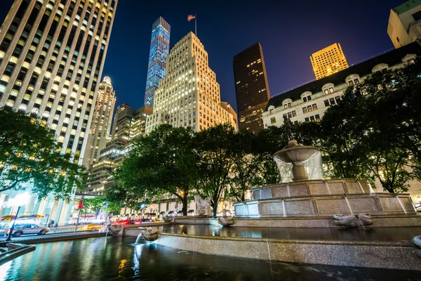 The Pulitzer Fountain at Grand Army Plaza and buildings in Midto — Stock Photo, Image