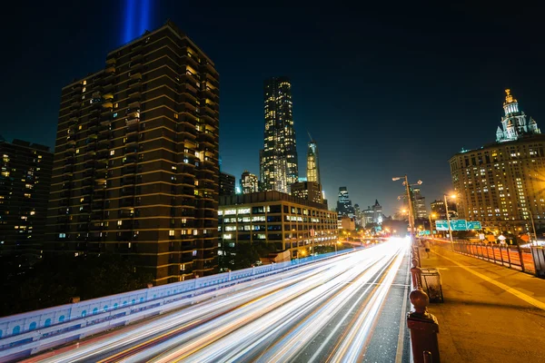 Brooklyn Bridge och byggnader på Manhattan på natten, i Lowe — Stockfoto