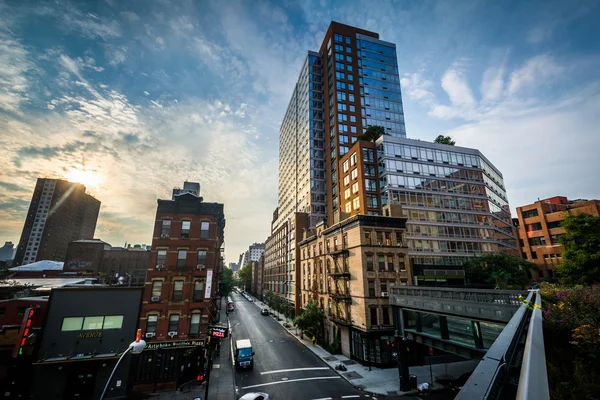 Vista do nascer do sol de edifícios em West Chelsea a partir de The High Line, em — Fotografia de Stock