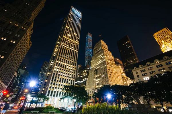 Skyscrapers in Midtown Manhattan at night, in New York. — Stock Photo, Image