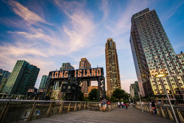Pier e Long Island City ao pôr do sol, visto de Gantry Plaza Stat — Fotografia de Stock